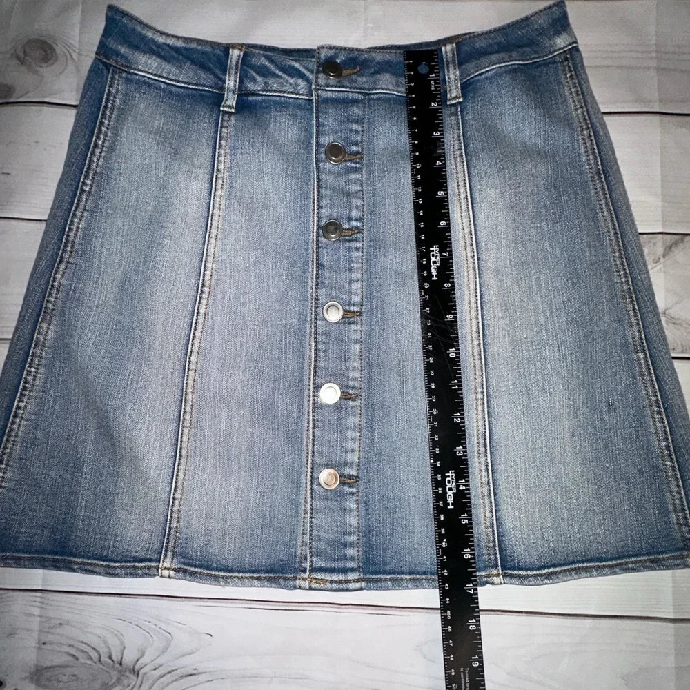 Denim Button-Front Skirt Size 4
Casual Wear Summer Lightweight Button Front - Picture 6 of 7
